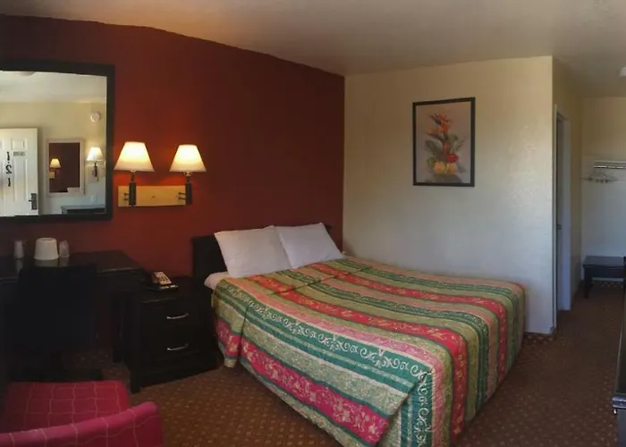 Hilltop Inn & Suites