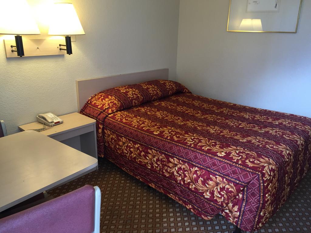 Hotel Hilltop &