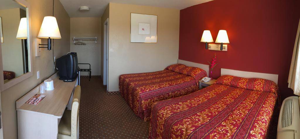 Hotel Hilltop &